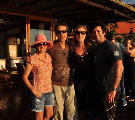 Com a Celina e o Dudu, os felizes proprietários da linda casa em Ilhabela, no litoral de São Paulo